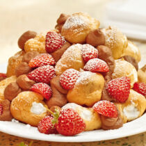 Profiteroles con fragole - Kleine Windbeutel mit Erdbeeren