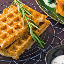 Kartoffelwaffeln mit Meerrettich-Quark Kartoffelwaffeln mit Meerrettich-Quark