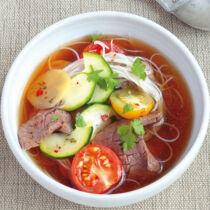 Scharfe Nudelsuppe mit Rinderfilet Scharfe Nudelsuppe mit Rinderfilet