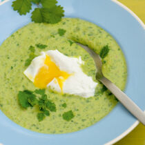 Grüne Sommersuppe mit Ei Grüne Sommersuppe mit Ei