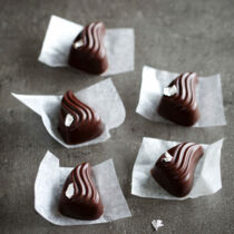 Nugattropfen mit Sesam Nugattropfen mit Sesam