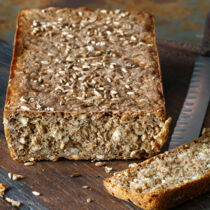 Kernige Brotzeitlaibe Kernige Brotzeitlaibe