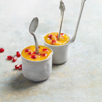 Kardamom-Mango-Eis mit Granatapfel Kardamom-Mango-Eis mit Granatapfel