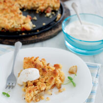 Quitten-Birnen-Crumble mit Sahne Quitten-Birnen-Crumble mit Sahne