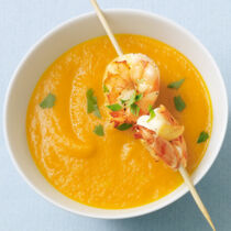 Möhrencreme-Suppe mit Garnelen-Spieß