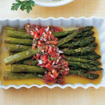 Gegrillter Spargel mit Tomatensauce