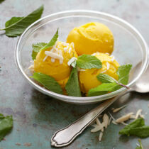 Mangosorbet mit Passionsfrucht