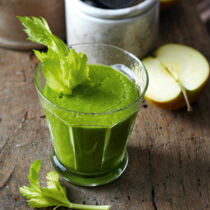 Smoothie mit Spinat, Stangensellerie, Apfel und Zucchini