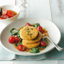 Hirsetaler mit Spinat und Tomaten-Orangen-Sauce Hirsetaler mit Spinat und Tomaten-Orangen-Sauce