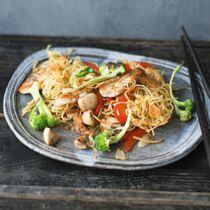 Gebratene Nudeln mit Gemüse und Huhn Gebratene Nudeln mit Gemüse und Huhn