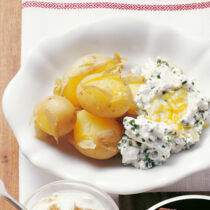 Pellkartoffeln mit weißem Käse Pellkartoffeln mit weißem Käse