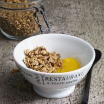 Granola mit Mangopüree Granola mit Mangopüree