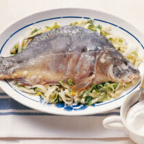 Karpfen blau auf Endivie Karpfen blau auf Endivie