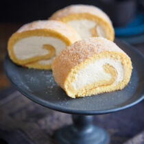 Biskuitroulade mit Zitronensahne Biskuitroulade mit Zitronensahne