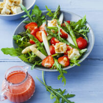 Erdbeer-Spargel-Salat mit Walnussfeta