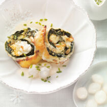 Spinat-Blätterteig-Schnecken mit Senf-Rahmsauce