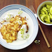 Kraut-Kartoffel-Rösti mit Gurkensalat Kraut-Kartoffel-Rösti mit Gurkensalat