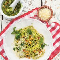 Spaghetti mit grünem Pesto