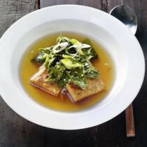 Tempeh mit Sesamspinat in würziger Brühe