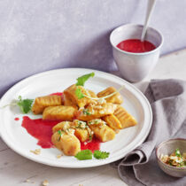 Kürbis-Gnocchi mit Himbeersauce und Melisse-Mandel-Bröseln Kürbis-Gnocchi mit Himbeersauce und Melisse-Mandel-Bröseln