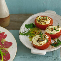 Gegrillter Ziegenkäse auf Tomaten