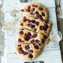 Focaccia mit Trauben und Rosmarin