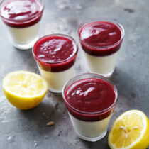 Mandel-Panna-Cotta mit Matchapulver