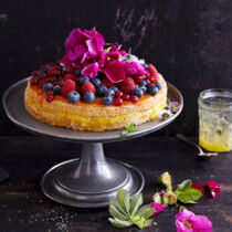 Obstkuchen mit essbaren Blüten