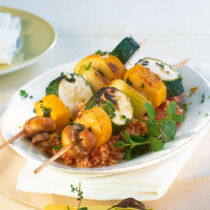 Gemüsespieße auf Tomatenhirse