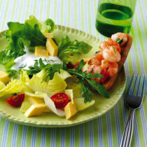 Bunter Salat mit Eierrauten und Garnelen-Crostini Bunter Salat mit Eierrauten und Garnelen-Crostini