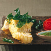 Fischfilet mit frittiertem Basilikum Fischfilet mit frittiertem Basilikum