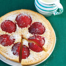 Pflaumen auf Frangipane-Bett