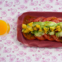 Avocado-Carpaccio mit Chili-Vinaigrette