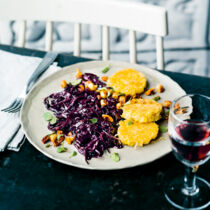 Maispolenta mit Holunderrotkohl Maispolenta mit Holunderrotkohl