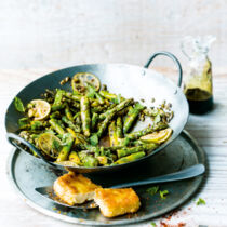 Grüner Wok-Spargel mit Knusper-Feta Grüner Wok-Spargel mit Knusper-Feta