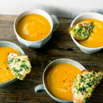 Kürbis-Papaya-Suppe mit Obatzda-Röstbrot