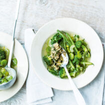 Grüne Minestrone mit Shiitake-Pesto