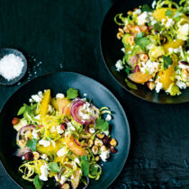 Zitrusfrischer Rosenkohlsalat mit Nussdressing