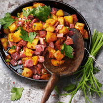 Bratkartoffelsalat mit Schinken und Tomaten-Dressing