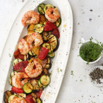 Antipasti-Salat mit gebratenen Garnelen Antipasti-Salat mit gebratenen Garnelen