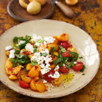 Tomaten-Aprikosen-Salat mit Feta und Honig-Sambal-Dressing