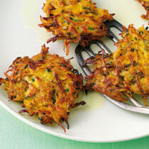 Kürbis-Sellerie-Puffer mit Schnittlauch Kürbis-Sellerie-Puffer mit Schnittlauch