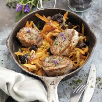 Schweinemedaillons auf Pflaumengemüse