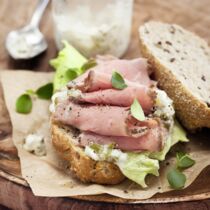 Vollkornbrötchen mit Roastbeef