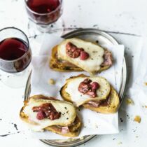 Taleggio-Crostini mit Himbeeren