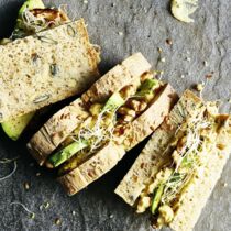 Kichernde Stullemit Avocado undWalnuss