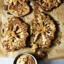 Blumenkohl-Steaks mit Dip