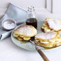 Pancakes mit Ahornsirup und Bananen Pancakes mit Ahornsirup und Bananen