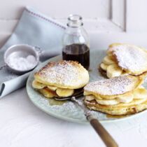 Pancakes mit Ahornsirup und Bananen