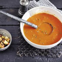 Paprikasuppe mit Pumpernickel